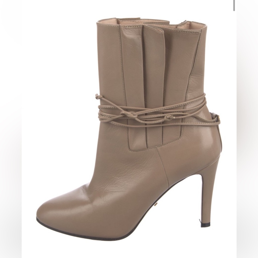 EUC GUCCI tan/beige leather boots with GG logo on ties in back. Size 8/38